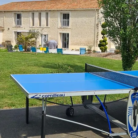 Mobil 4p Proche Du Futuroscope